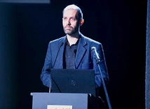 Roman Solecki podkreśla, że sens życia może ludziom dać tylko to, co ich przerasta i dlatego czyni szczęśliwymi.