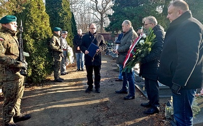 Na Dolnym Śląsku spoczywa kilkudziesięciu powstańców z 1918–1919 roku. Jeden z nich to miejscowy hierarcha.