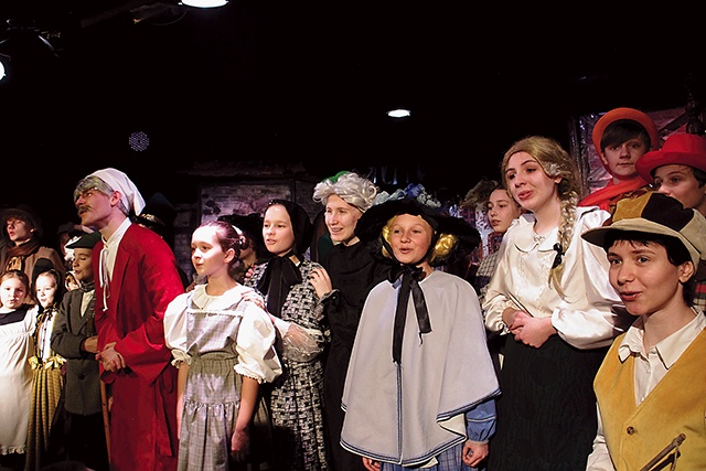 	W „A Christmas Carol 3.0” wszyscy aktorzy zagrali znakomicie, ale na szczególne uznanie zasługuje brawurowa kreacja 19-letniego Patryka Bryndzy (w czerwonym szlafroku), który wcielił się w postać Ebenezera Scrooge’a.