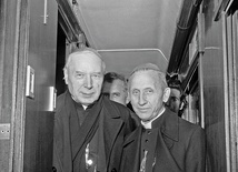 Kard. Stefan Wyszyński i abp Antoni Baraniak opuszczają Rzym po beatyfikacji o. Maksymiliana Kolbe, październik 1971.  