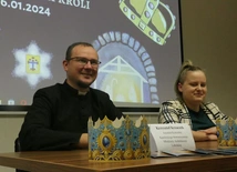 Ks. Krzysztof Krzaczek i Katarzyna Szczepanik, koordynator orszaku, zachęcają do wspólnego świętowania.