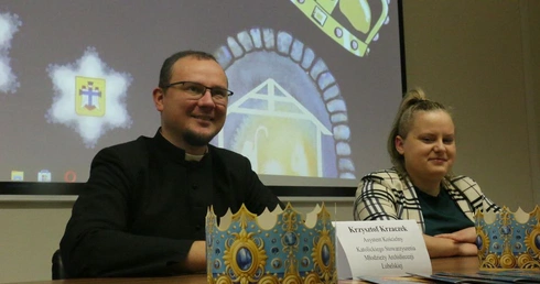 Ks. Krzysztof Krzaczek i Katarzyna Szczepanik, koordynator orszaku, zachęcają do wspólnego świętowania.