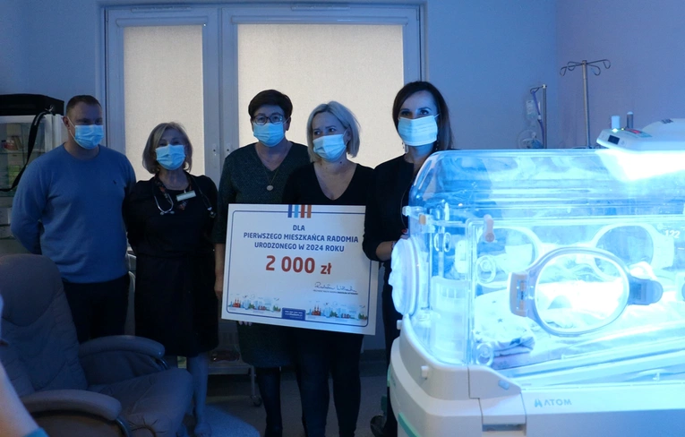 Czek rodzicom przekazała Marta Michalska-Wilk (pierwsza z prawej).