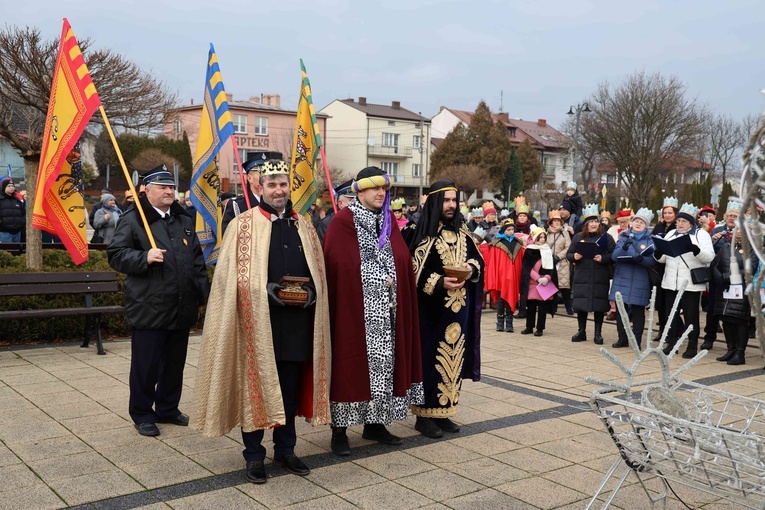 Trzem Królom towarzyszyli miejscowi strażacy.