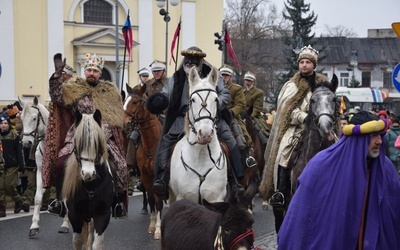 Trzej Królowie w pobliżu kościoła św. Trójcy w Radomiu.