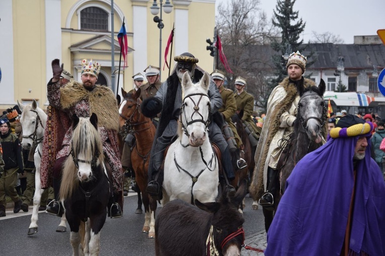 Trzej Królowie w pobliżu kościoła św. Trójcy w Radomiu.