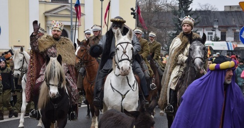 Trzej Królowie w pobliżu kościoła św. Trójcy w Radomiu.