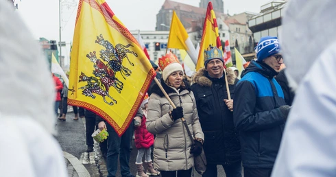 Około 1,5 tysiąca osób, niosąc kolorowe flagi, z koronami na głowie, przeszło ulicami miasta.