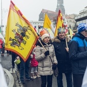 Około 1,5 tysiąca osób, niosąc kolorowe flagi, z koronami na głowie, przeszło ulicami miasta.