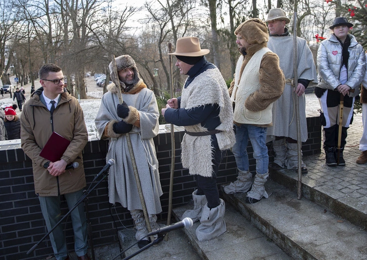 Orszak i jasełka na ulicy 