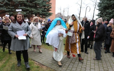 Na zakończenie wszyscy przeszli do kościoła.