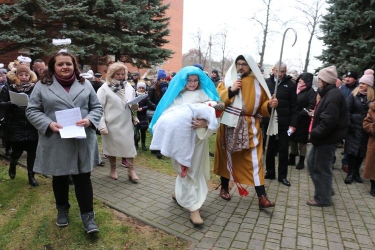 Na zakończenie wszyscy przeszli do kościoła.