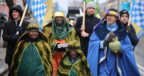 Na czele orszaku podążali Mędrcy.