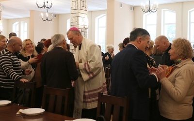 Po Eucharystii uczestnicy w refektarzu przełamali się opłatkiem.