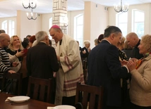 Po Eucharystii uczestnicy w refektarzu przełamali się opłatkiem.