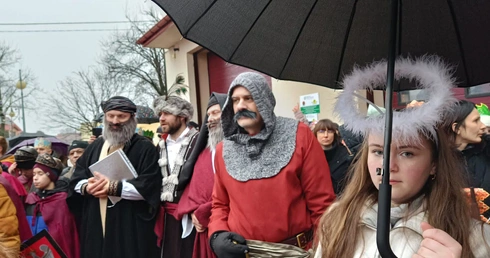 Konno, za racą i 50 aktorami