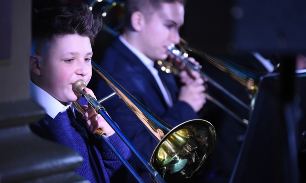 Młodzi muzycy z orkiestry w Uściu Solnym, która zagra w Szczepanowie 14 stycznia o 16.30.