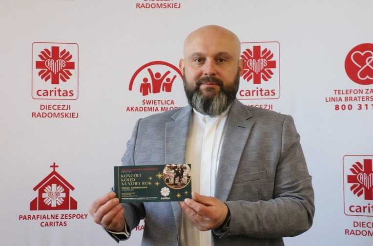 Ks. Damian Drabikowski zachęca do udziału w koncercie. Zaproszenia można odbierać w siedzibie Caritas i księgarni św. Kazimierza.