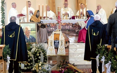 W kościele św. Andrzeja Boboli najbliżsi, wierni  i księża pożegnali swojego pasterza.