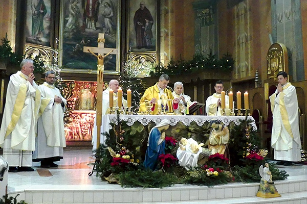 Jubilat przy ołtarzu podczas uroczystej Mszy Świętej.