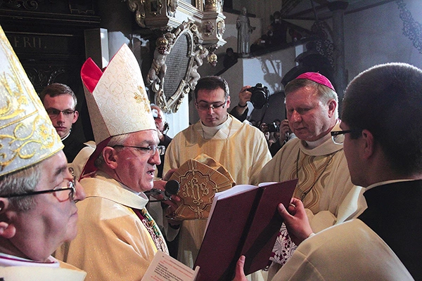 Liturgii święceń biskupich przewodniczył abp Celestino Migliore, ówczesny nuncjusz apostolski w Polsce.
