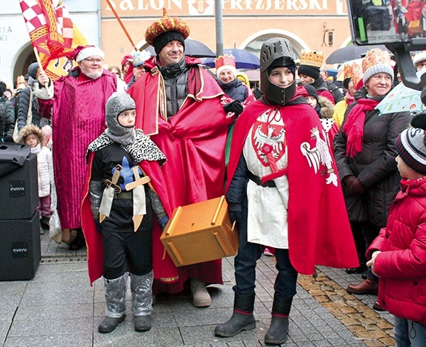 Rycerze nieśli dary dla Dzieciątka Jezus. 