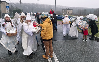 Przed stajenką w Chwałowicach do uczestników wyszły anioły z życzeniami i ciasteczkami.