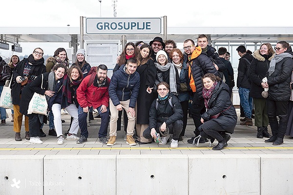 Grupa z diecezji na stacji Grosuplje.