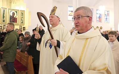 	Do świątyni relikwie wprowadził bp Piotr Turzyński.