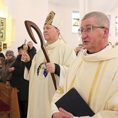 	Do świątyni relikwie wprowadził bp Piotr Turzyński.