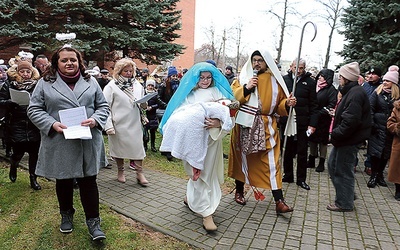 Na zakończenie wszyscy przeszli do kościoła.