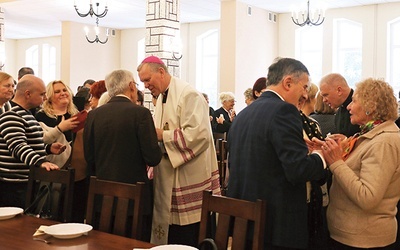 Po Eucharystii uczestnicy w refektarzu przełamali się opłatkiem.