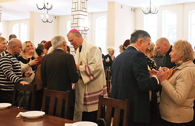 Po Eucharystii uczestnicy w refektarzu przełamali się opłatkiem.