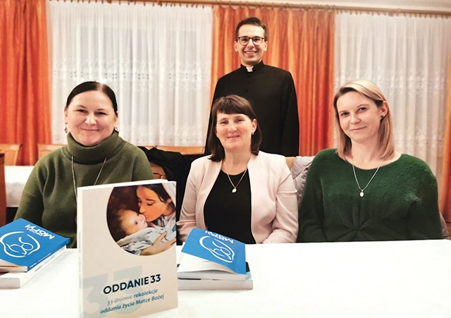	Panie Elżbieta, Krystyna i Aleksandra z ks. Wojciechem.