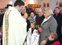 	Błogosławienie relikwiami małżeństw i rodzin.