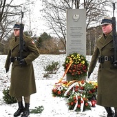 W ceremonii przed pomnikiem wzięli udział m.in. przedstawiciele dzielnicy Bemowo, w tym seniorzy i młodzież oraz harcerze.