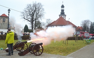 	W Jelczu-Laskowicach zabrzmiały armatnie wystrzały.