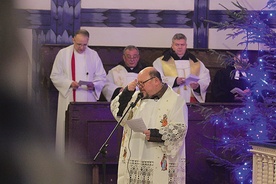 Ks. Ryszard Wołowski odczytał fragment Ewangelii o pokłonie Trzech Mędrców. 