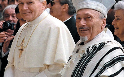 13 kwietnia 1986 roku Jan Paweł II jako pierwszy w historii papież przekroczył próg rzymskiej synagogi. W drzwiach serdecznie powitał go główny rabin Rzymu Elio Toaff.