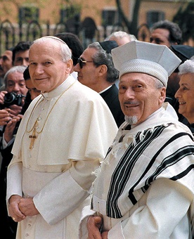13 kwietnia 1986 roku Jan Paweł II jako pierwszy w historii papież przekroczył próg rzymskiej synagogi. W drzwiach serdecznie powitał go główny rabin Rzymu Elio Toaff.