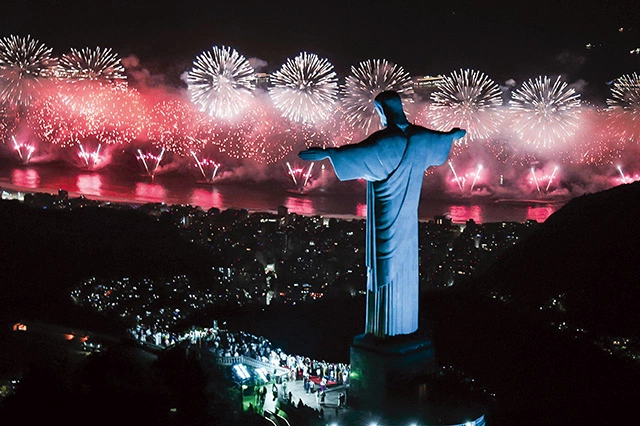 Powitanie Nowego Roku w Rio de Janeiro, na plaży Copacabana. 1.01.2024 Brazylia