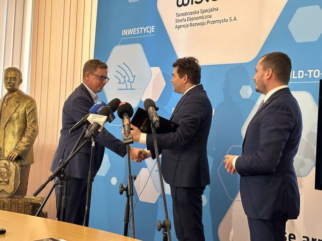 Wręczenie wsparcia dla prezesa Pawła Gębury.