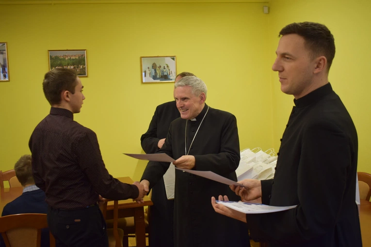 Nagrody laureatom wręczał biskup ordynariusz.