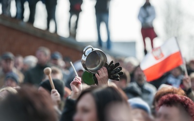 Świat „my” i „oni”. Psycholog społeczny o tym, jak rozumieć siłę sporu politycznego