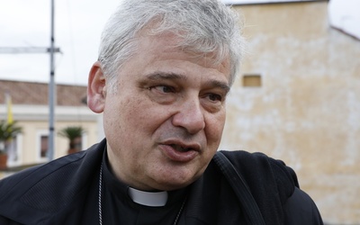 Kard. Krajewski otworzył w Neapolu łaźnię i pralnię Papieża Franciszka