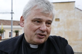 Kard. Krajewski otworzył w Neapolu łaźnię i pralnię Papieża Franciszka