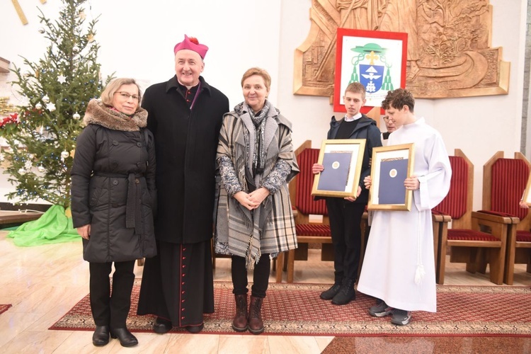 Bp Andrzej Jeż z Aliną Zięć (z prawej) i Bożeną Lelito (z lewej).