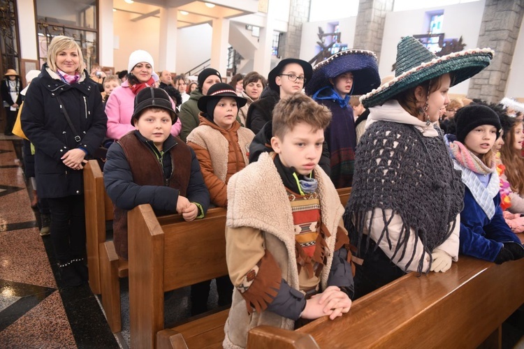 Kolędnicy misyjni w Męcinie