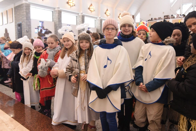 Kolędnicy misyjni w Męcinie