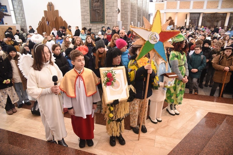 Kolędnicy misyjni w Męcinie